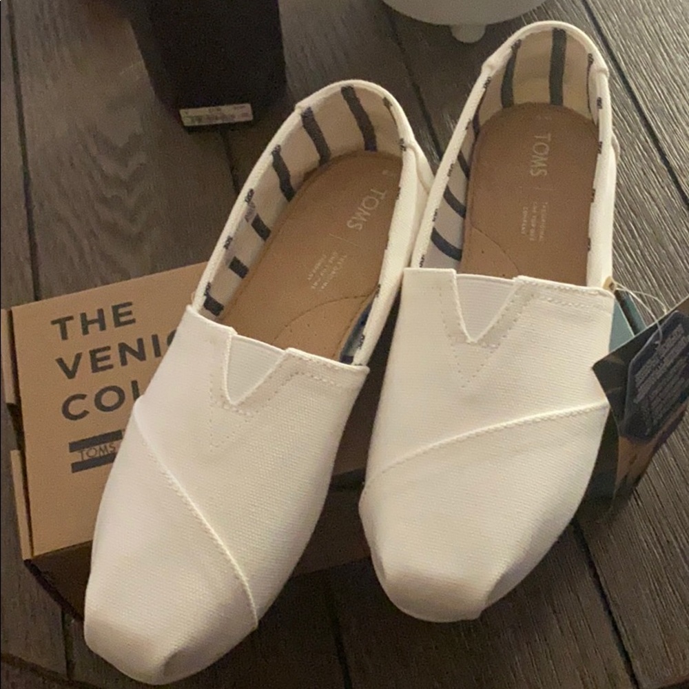 Brand new never worn TOMS